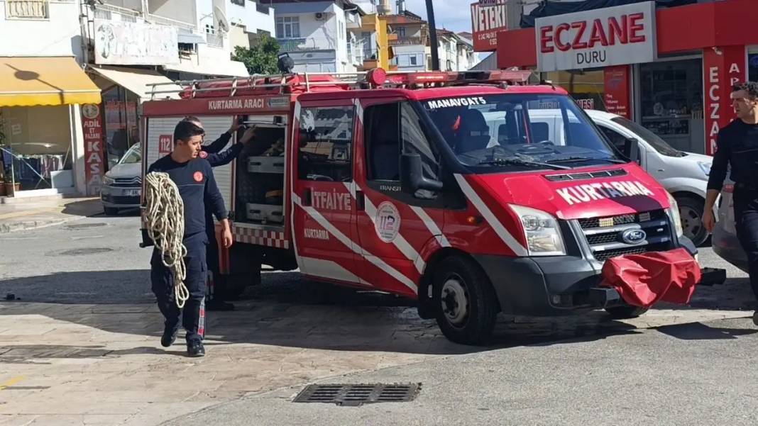 Manavgat’ta Kedinin Çatı Keyfi Krize Dönüştü! İmdadına İtfaiye Yetişti 2